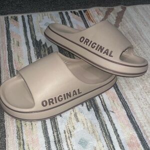 Between size 9-10, very comfortable and stylish.